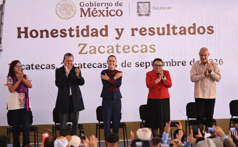 Claudia Sheinbaum y David Monreal aplauden durante la gira del Segundo Informe en Zacatecas