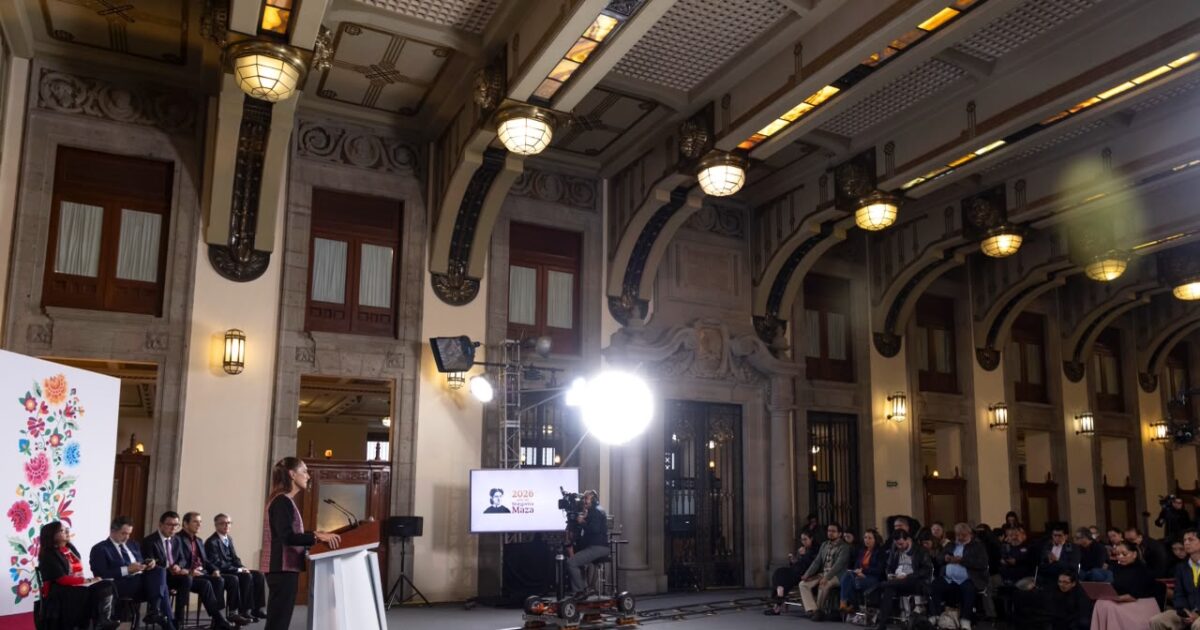 La presidenta Claudia Sheinbaum encabeza un acto público ante funcionarios, medios de comunicación y asistentes en un recinto de Palacio Nacional.