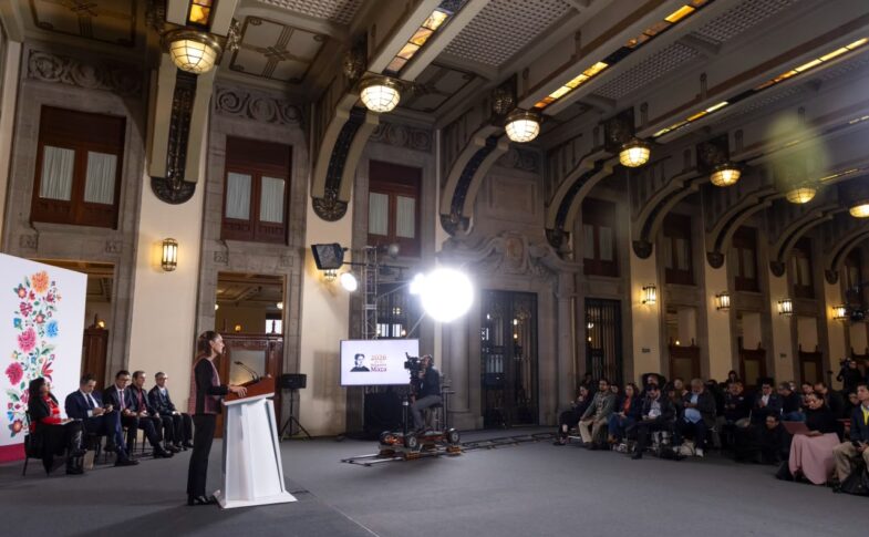 La presidenta Claudia Sheinbaum encabeza un acto público ante funcionarios, medios de comunicación y asistentes en un recinto de Palacio Nacional.