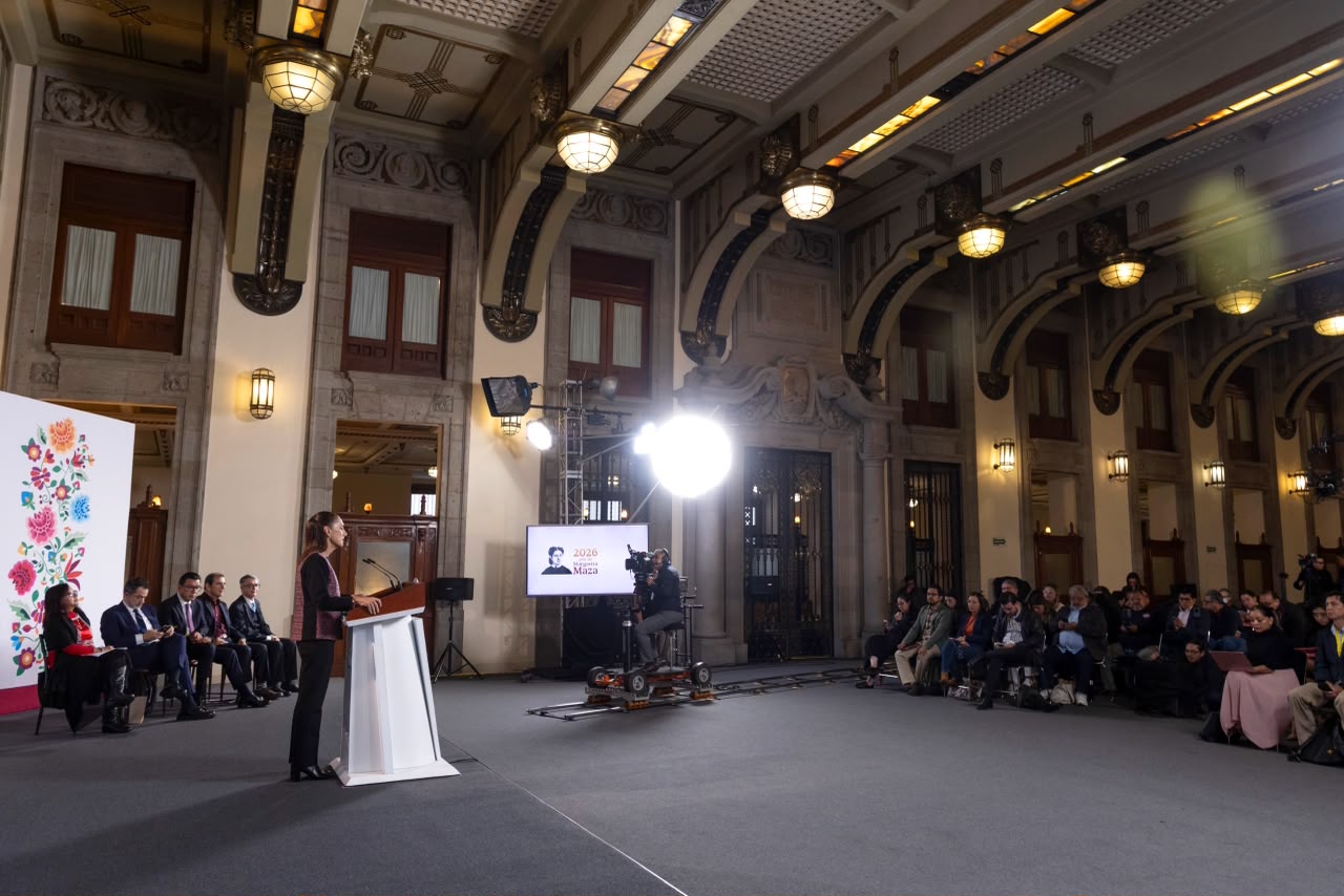 La presidenta Claudia Sheinbaum encabeza un acto público ante funcionarios, medios de comunicación y asistentes en un recinto de Palacio Nacional.