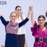 Claudia Sheinbaum y Clara Brugada sonríen con las manos unidas y los brazos levantados durante el acto en el Zócalo.