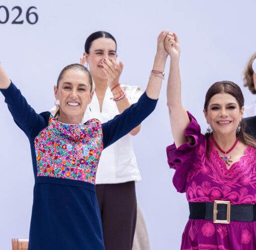 Claudia Sheinbaum y Clara Brugada sonríen con las manos unidas y los brazos levantados durante el acto en el Zócalo.