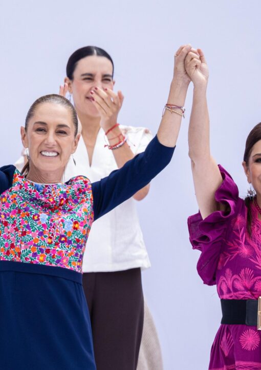 Claudia Sheinbaum y Clara Brugada sonríen con las manos unidas y los brazos levantados durante el acto en el Zócalo.