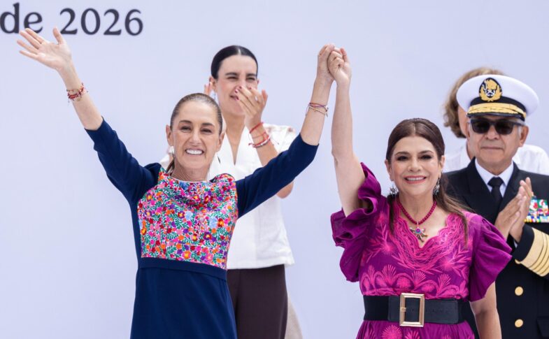 Claudia Sheinbaum y Clara Brugada sonríen con las manos unidas y los brazos levantados durante el acto en el Zócalo.