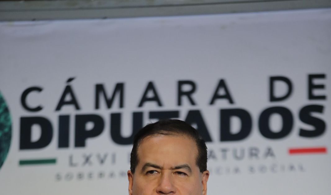 El diputado Ricardo Mejía habla ante medios en el Palacio Legislativo de San Lázaro