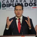 El diputado Ricardo Mejía habla ante medios en el Palacio Legislativo de San Lázaro