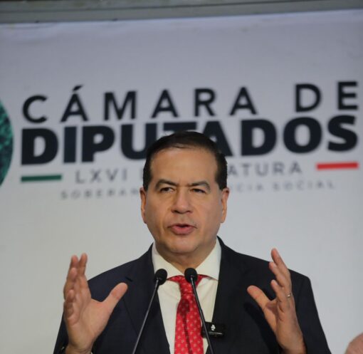 El diputado Ricardo Mejía habla ante medios en el Palacio Legislativo de San Lázaro