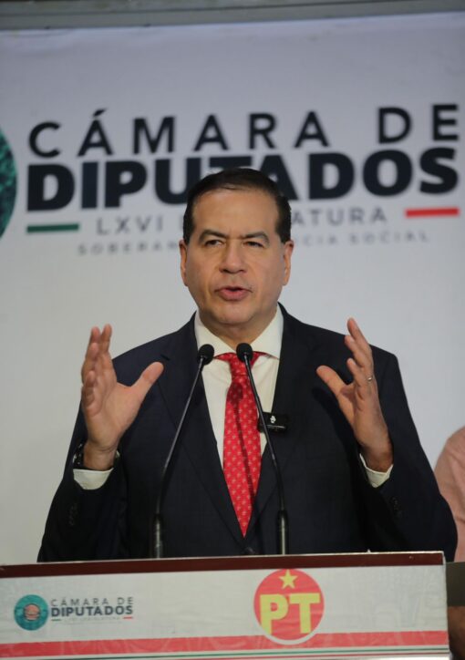 El diputado Ricardo Mejía habla ante medios en el Palacio Legislativo de San Lázaro