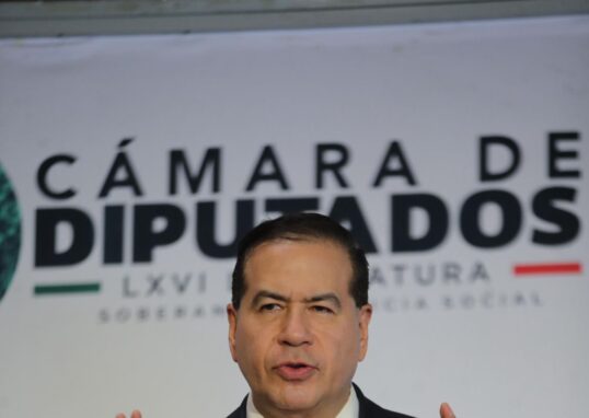 El diputado Ricardo Mejía habla ante medios en el Palacio Legislativo de San Lázaro