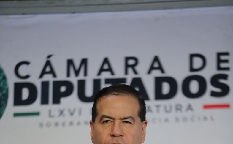 El diputado Ricardo Mejía habla ante medios en el Palacio Legislativo de San Lázaro