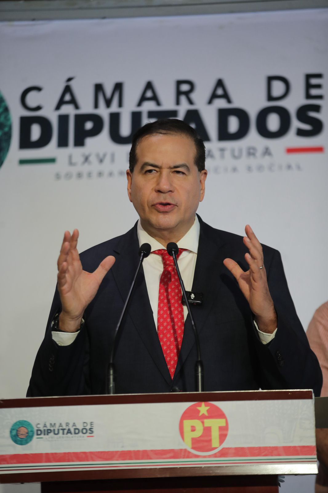El diputado Ricardo Mejía habla ante medios en el Palacio Legislativo de San Lázaro