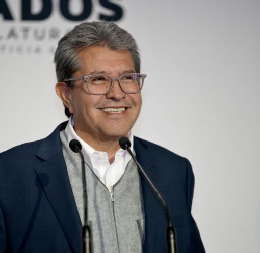 Ricardo Monreal habla frente a dos micrófonos durante un acto público.