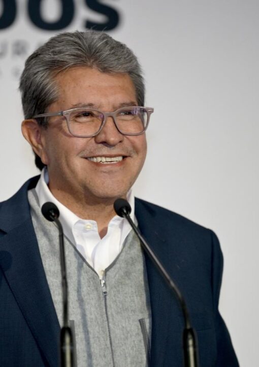 Ricardo Monreal habla frente a dos micrófonos durante un acto público.