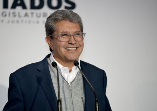 Ricardo Monreal habla frente a dos micrófonos durante un acto público.