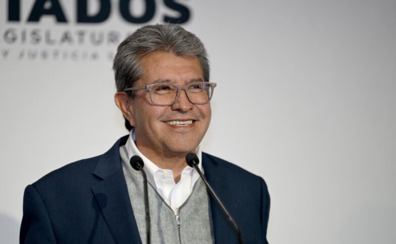 Ricardo Monreal habla frente a dos micrófonos durante un acto público.