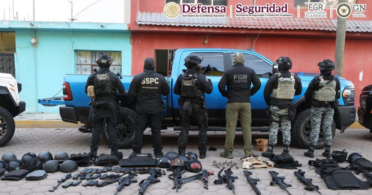 Personal federal y armamento asegurado durante el Operativo Enjambre en Esperanza, Puebla