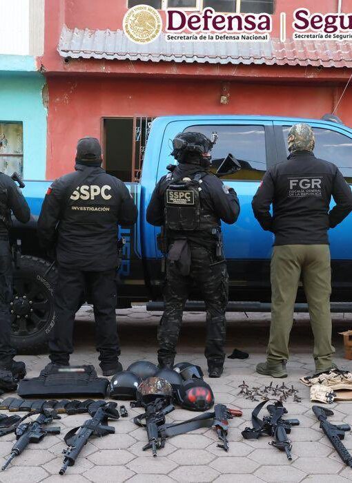 Personal federal y armamento asegurado durante el Operativo Enjambre en Esperanza, Puebla