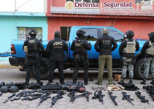 Personal federal y armamento asegurado durante el Operativo Enjambre en Esperanza, Puebla