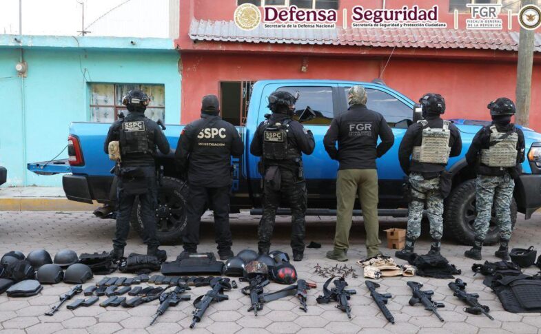 Personal federal y armamento asegurado durante el Operativo Enjambre en Esperanza, Puebla
