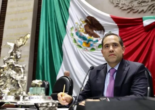 Raúl Bolaños-Cacho Cué preside una sesión en la Cámara de Diputados