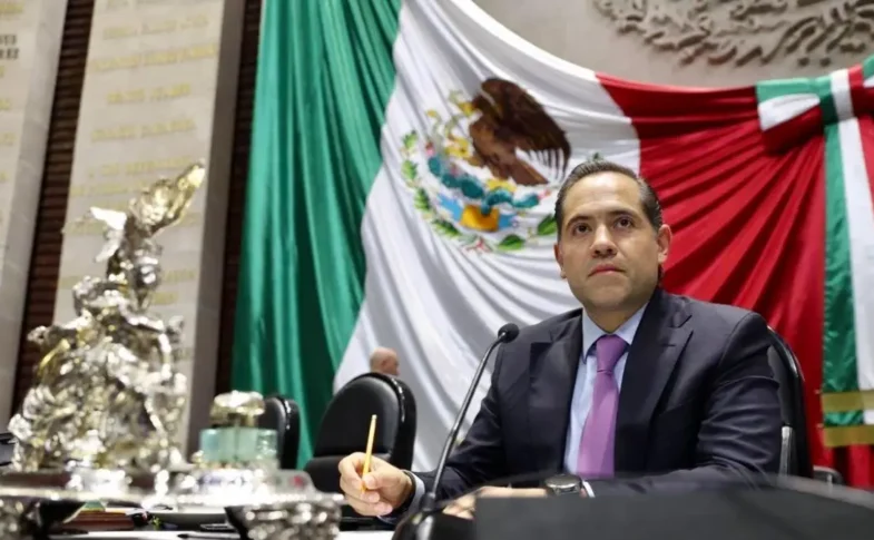 Raúl Bolaños-Cacho Cué preside una sesión en la Cámara de Diputados