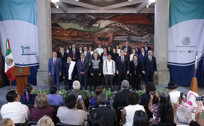 Personal judicial y asistentes durante la presentación del balance del primer año de la SCJN