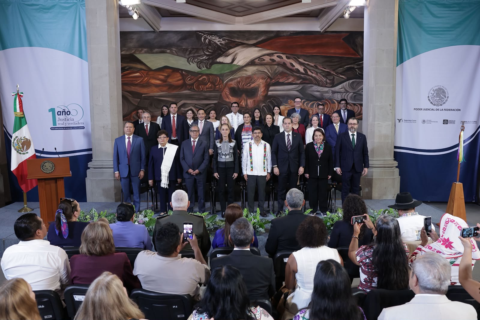 Personal judicial y asistentes durante la presentación del balance del primer año de la SCJN