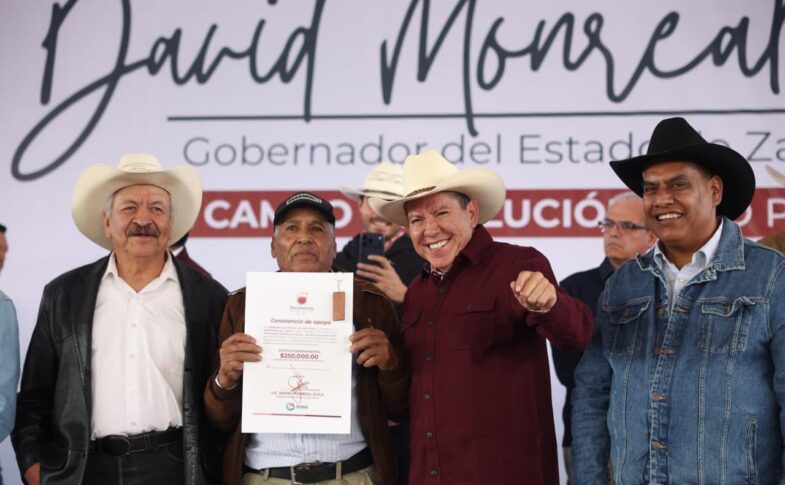 David Monreal durante el anuncio de nuevos consultorios SUS para la región.
