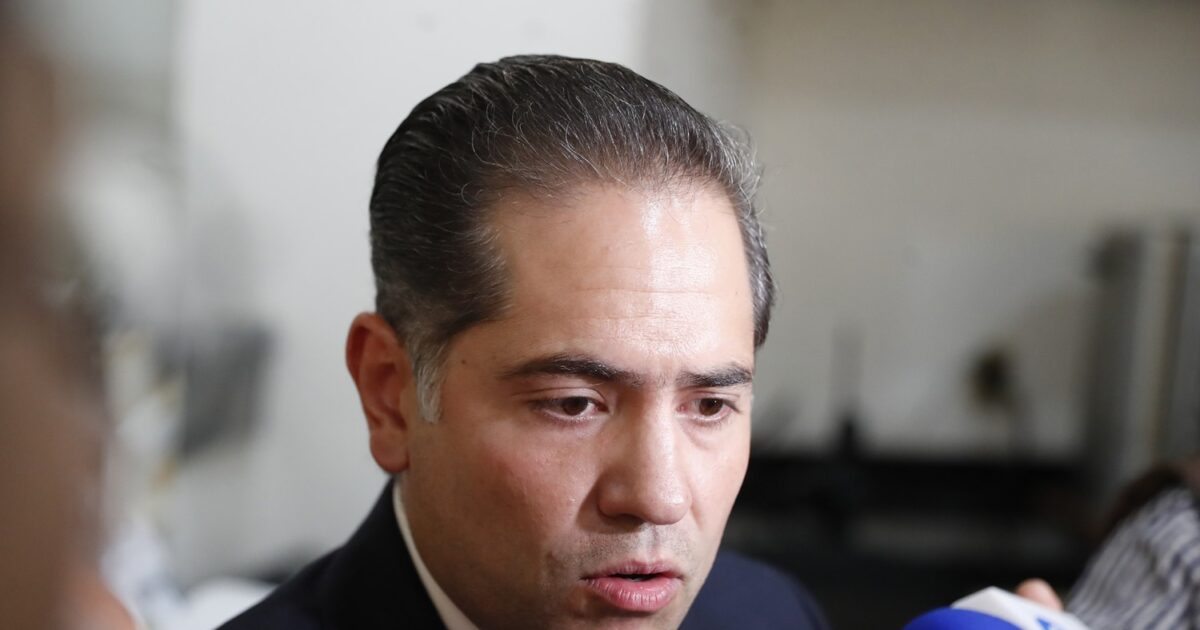 Entrevista con medios de comunicación en un recinto legislativo.