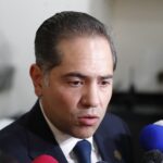 Entrevista con medios de comunicación en un recinto legislativo.