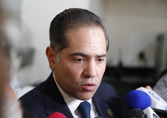 Entrevista con medios de comunicación en un recinto legislativo.