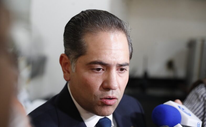 Entrevista con medios de comunicación en un recinto legislativo.